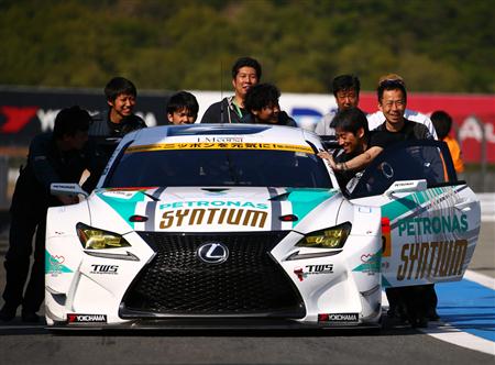 「ＲＣ Ｆ ＧＴ３」のマシンとチームスタッフ