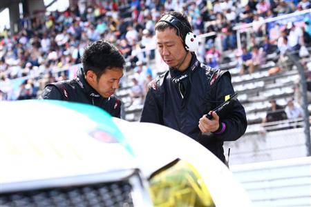 ＬＭｃｏｒｓａのチーフエンジニア、小藤純一氏（右）