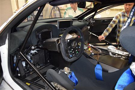 レクサス「ＲＣ Ｆ ＧＴ３」の運転席＝東大阪市