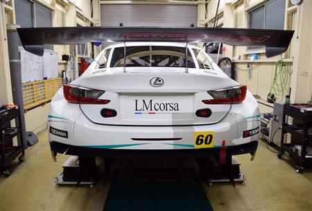 大阪トヨペットのガレージで整備中のレクサス「ＲＣ Ｆ ＧＴ３」＝東大阪市