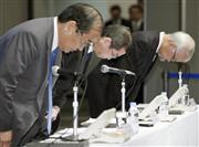 記者会見で謝罪するタカタの高田重久会長兼社長（中央）ら＝４日午前、東京都港区