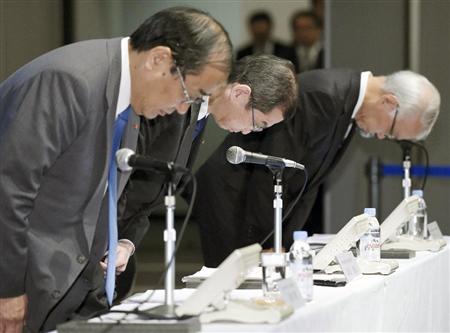 記者会見で謝罪するタカタの高田重久会長兼社長（中央）ら＝４日午前、東京都港区