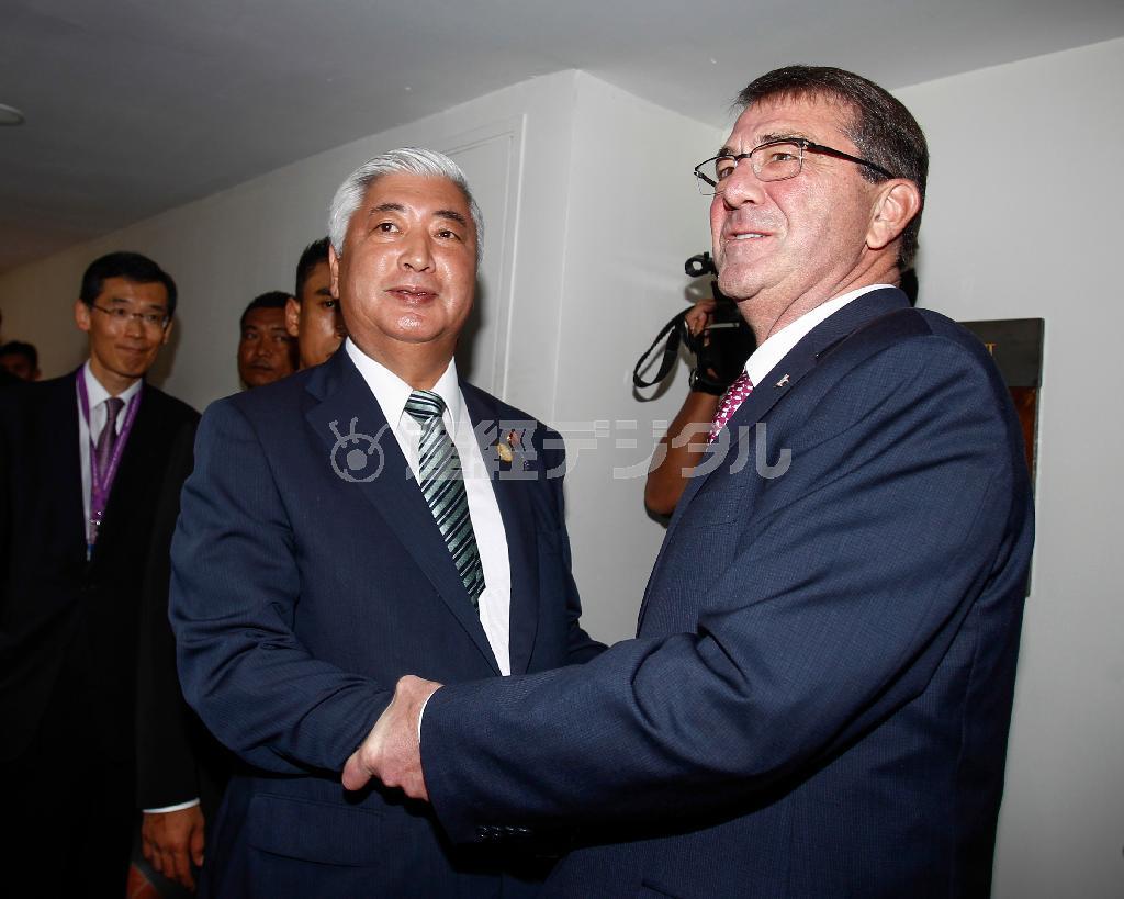 １１月３日、マレーシアの首都クアラルンプールで米国のアシュトン・カーター国防長官（左）と会談した中谷元（なかたに・げん）・防衛相＝２０１５年（ＡＰ）