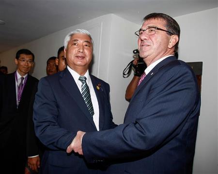 １１月３日、マレーシアの首都クアラルンプールで米国のアシュトン・カーター国防長官（左）と会談した中谷元（なかたに・げん）・防衛相＝２０１５年（ＡＰ）