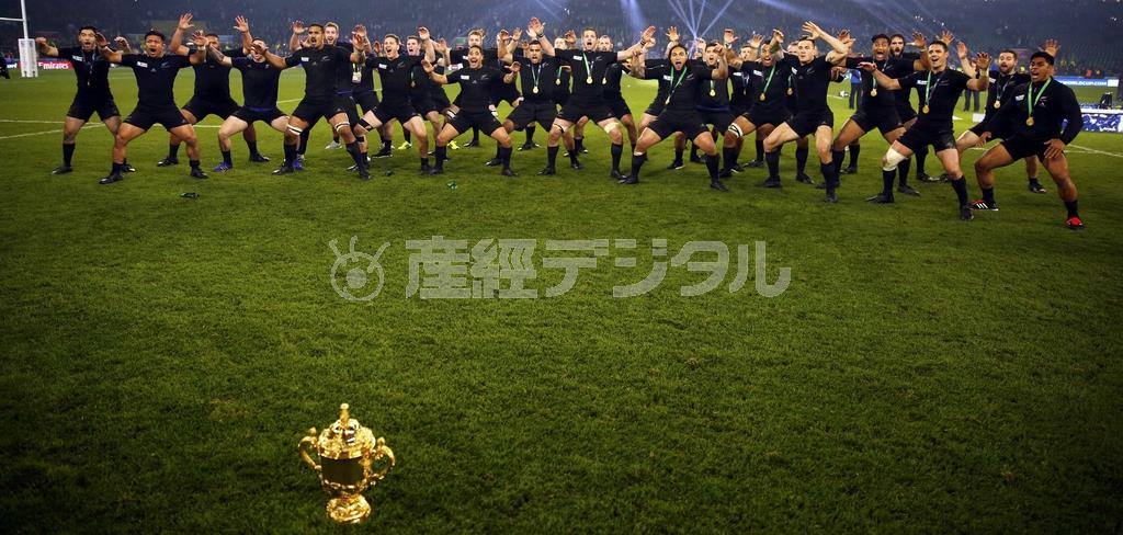 エリス・カップを前に「ハカ」で優勝を祝うニュージーランド選手。これほど嬉しい「ハカ」はあるまい＝２０１５年１０月３１日、英国・首都ロンドン（ロイター）