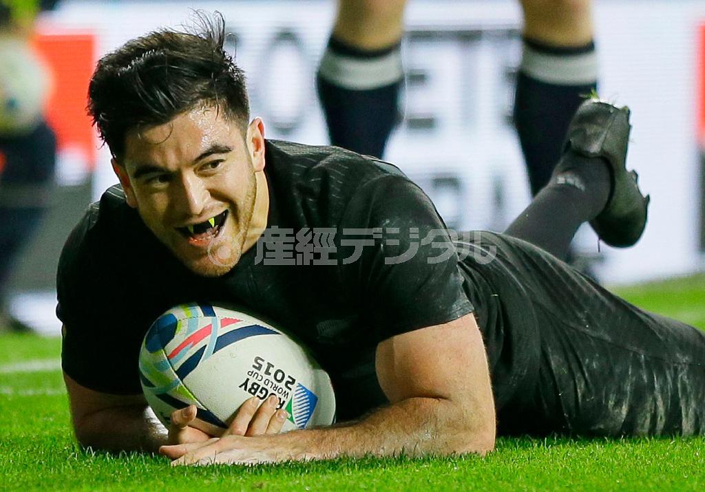 右隅に飛び込んでトライを挙げるネヘ・ミルナースカッダー。牙はハロウィンのドラキュラではなく、マウスピースの模様。念のため＝２０１５年１０月３１日、英国・首都ロンドン（ＡＰ）
