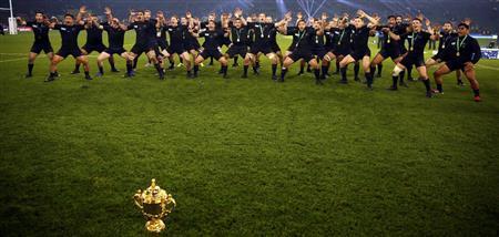 エリス・カップを前に「ハカ」で優勝を祝うニュージーランド選手。これほど嬉しい「ハカ」はあるまい＝２０１５年１０月３１日、英国・首都ロンドン（ロイター）