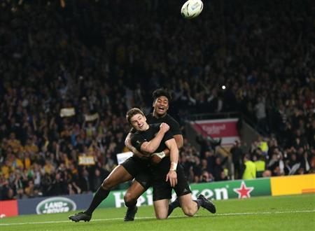 試合を決定づけるトライを挙げたボーデン・バレット（手前）と、祝福する怪物ウイング、ジュリアン・サベア。次代のオールブラックスを担う逸材だ＝２０１５年１０月３１日、英国・首都ロンドン（ＡＰ）