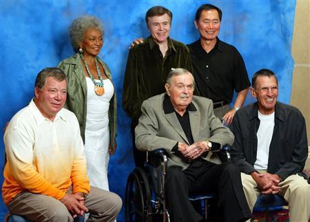 「スタートレック」第１シリーズの出演者たち＝２００４年８月２９日、米カリフォルニア州ハリウッド（ロイター）