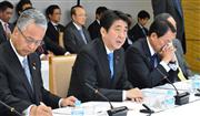 経済財政諮問会議であいさつする安倍晋三首相（中央）＝４日午後、首相官邸（斎藤良雄撮影）