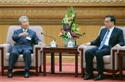 中国の李克強首相（右）と会談する経団連の榊原定征会長＝４日、北京の人民大会堂（共同）