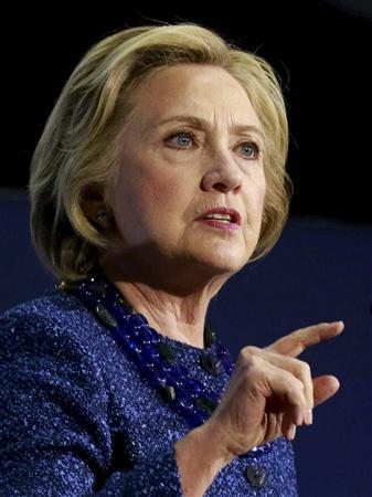 米大統領選候補の指名争いでリードする民主党のヒラリー・クリントン氏＝２０１５年１０月２８日、米ニューハンプシャー州マンチェスター（ロイター）