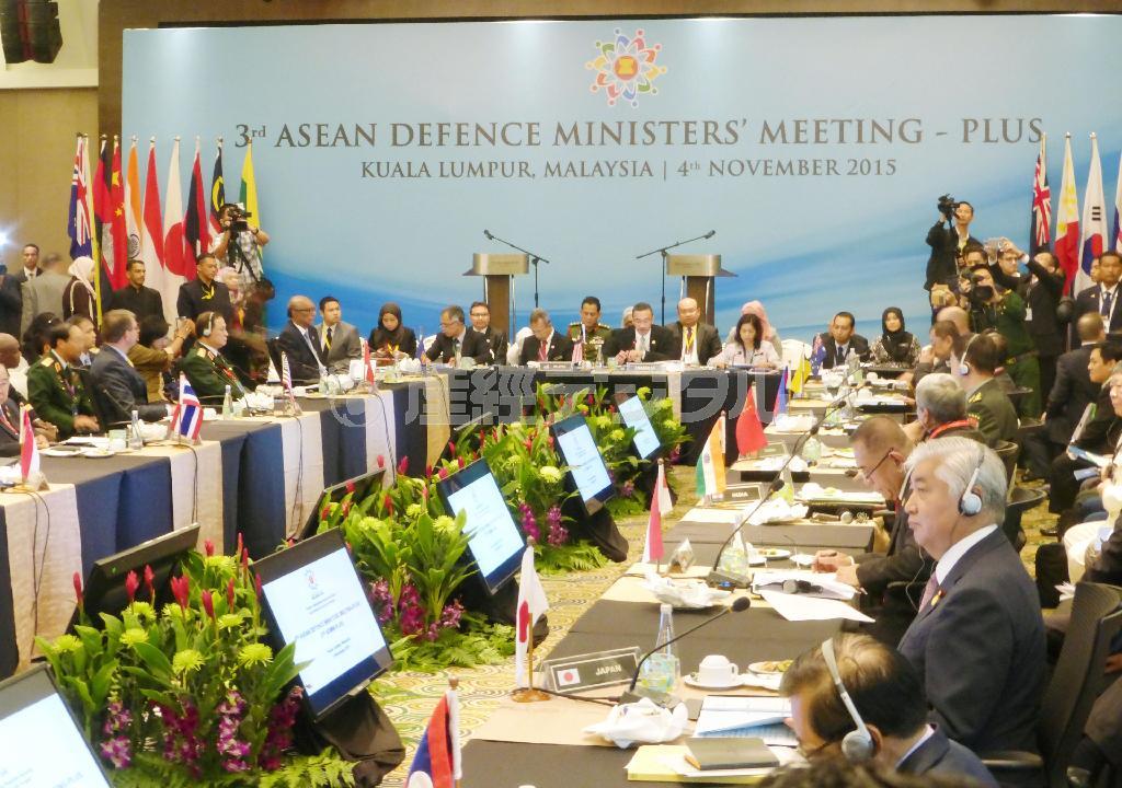 共同宣言を採択できなかった東南アジア諸国連合（ＡＳＥＡＮ）拡大国防相会議。右手前から２人目は中谷元（なかたに・げん）防衛相＝２０１５年１１月４日、マレーシア・首都クアラルンプール近郊（共同）
