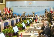 共同宣言を採択できなかった東南アジア諸国連合（ＡＳＥＡＮ）拡大国防相会議。右手前から２人目は中谷元（なかたに・げん）防衛相＝２０１５年１１月４日、マレーシア・首都クアラルンプール近郊（共同）