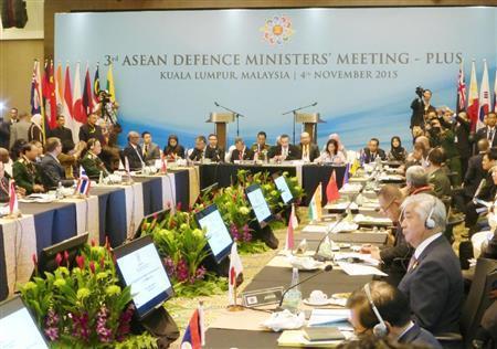 共同宣言を採択できなかった東南アジア諸国連合（ＡＳＥＡＮ）拡大国防相会議。右手前から２人目は中谷元（なかたに・げん）防衛相＝２０１５年１１月４日、マレーシア・首都クアラルンプール近郊（共同）