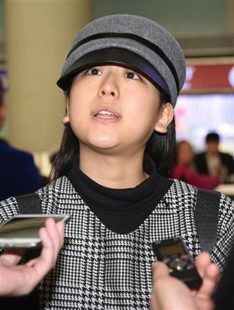 フィギュアスケートの中国杯に向け、抱負を語る浅田真央（まお）＝２０１５年１１月４日、中国・首都北京市の北京国際空港（共同）