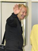 南アフリカに向け羽田空港を出発するエディー・ジョーンズ前ＨＣ＝２０１５年１１月４日午前、東京都大田区（共同）