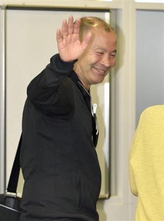 南アフリカに向け羽田空港を出発するエディー・ジョーンズ前ＨＣ＝２０１５年１１月４日午前、東京都大田区（共同）