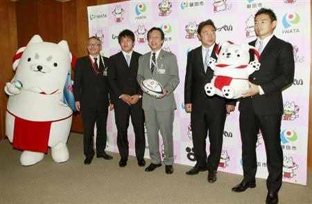 静岡県磐田市役所に渡部修（わたなべ・おさむ）市長（中央）を表敬訪問した五郎丸歩（ごろうまる・あゆむ）選手（右端）ら＝２０１５年１１月４日午前（共同）