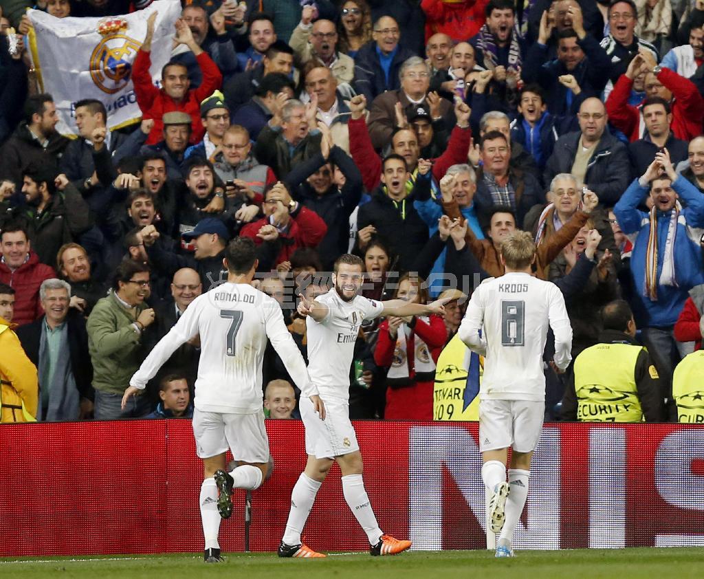 サッカー欧州ＣＬの１次リーグ、パリ・サンジェルマン戦で得点し喜ぶレアル・マドリードのナチョ（中央）＝２０１５年１１月３日、スペイン・首都マドリード（ＡＰ）