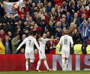サッカー欧州ＣＬの１次リーグ、パリ・サンジェルマン戦で得点し喜ぶレアル・マドリードのナチョ（中央）＝２０１５年１１月３日、スペイン・首都マドリード（ＡＰ）