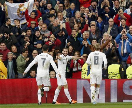 サッカー欧州ＣＬの１次リーグ、パリ・サンジェルマン戦で得点し喜ぶレアル・マドリードのナチョ（中央）＝２０１５年１１月３日、スペイン・首都マドリード（ＡＰ）