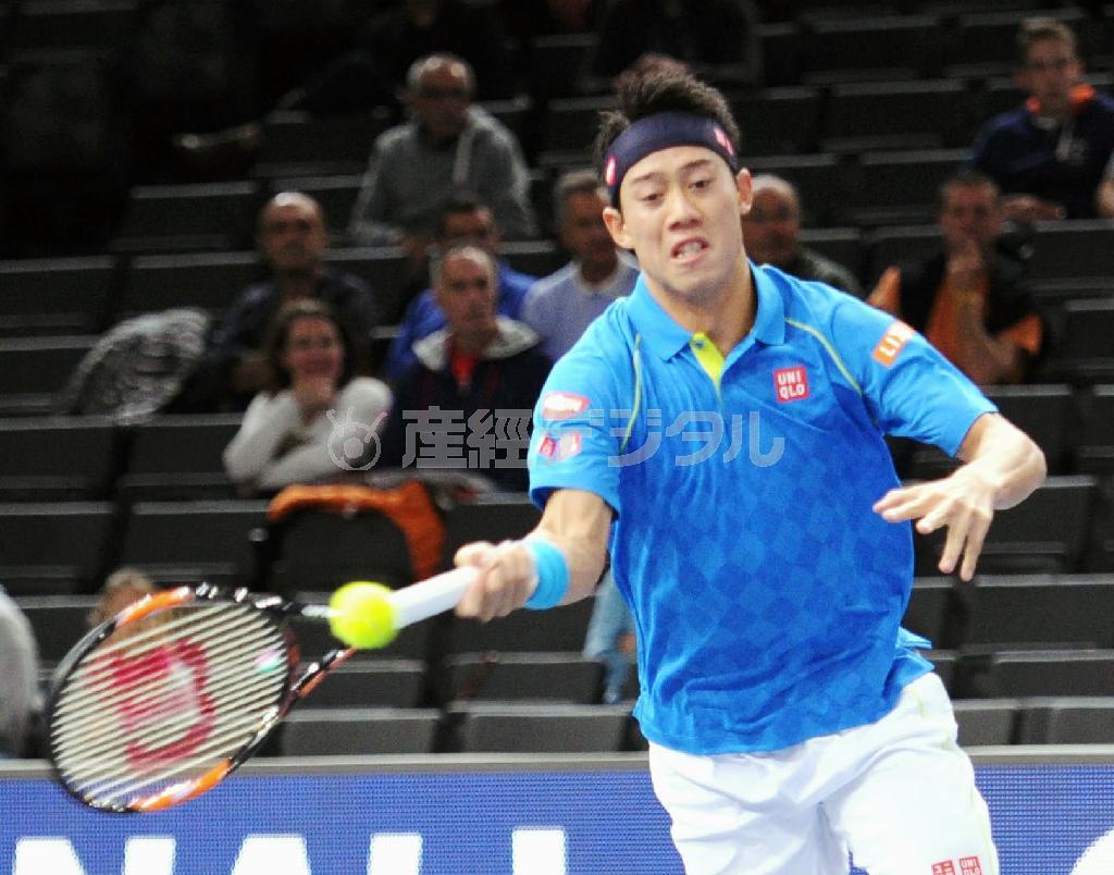 シングルス２回戦リターンする錦織圭（にしこり・けい）＝２０１５年１１月４日、フランス・首都パリ（共同）