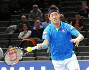 シングルス２回戦リターンする錦織圭（にしこり・けい）＝２０１５年１１月４日、フランス・首都パリ（共同）