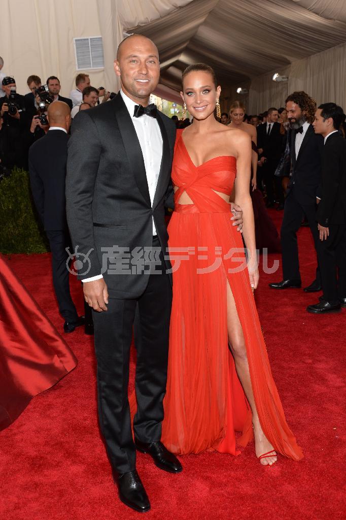 米モデル、ハンナ・デービスさん（右）との婚約を報じた元米野球選手、デレク・ジーターさん＝２０１５年５月４日、米ニューヨーク（ＡＰ）