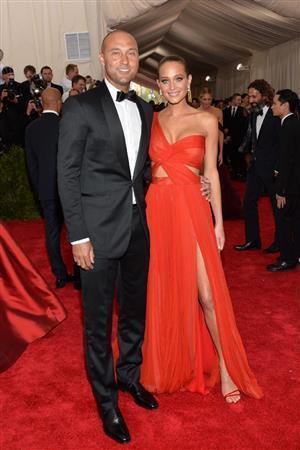 米モデル、ハンナ・デービスさん（右）との婚約を報じた元米野球選手、デレク・ジーターさん＝２０１５年５月４日、米ニューヨーク（ＡＰ）