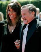 米俳優、ロビン・ウィリアムズさん（右）の妻、スーザンさん＝２０１０年８月２１日、米カリフォルニア州ロサンゼルス（ＡＰ）