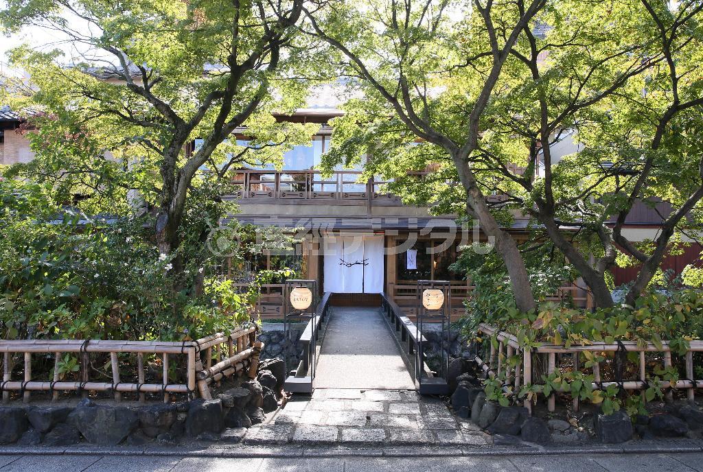 白川沿いにたたずむ風情ある外観の「パスザバトン京都祇園店」＝２０１５年１０月２６日、京都市東山区（志儀駒貴撮影）