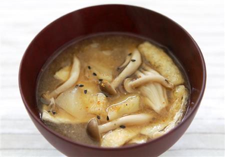 ジャガイモとキノコのみそ汁。※１０７ｋｃａｌ、塩分１．４グラム（１人分）