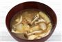 ジャガイモとキノコのみそ汁。※１０７ｋｃａｌ、塩分１．４グラム（１人分）