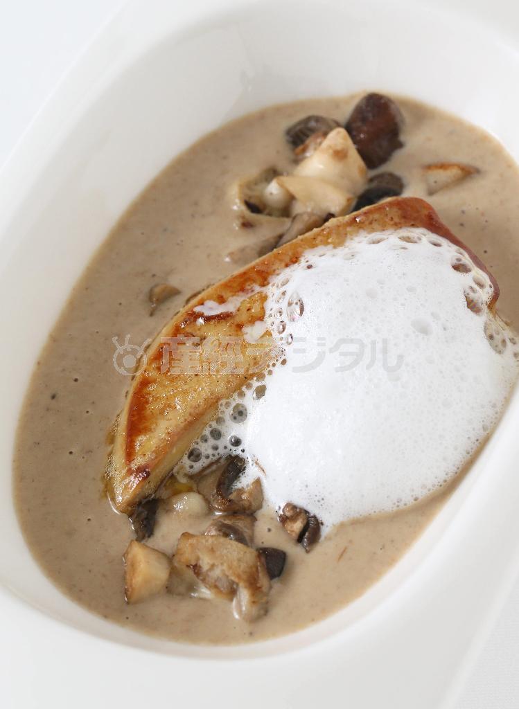 濃厚さと気品あふれる味わいの「フォアグラのロワイヤル」＝２０１５年１０月９日、京都市中京区（志儀駒貴撮影）