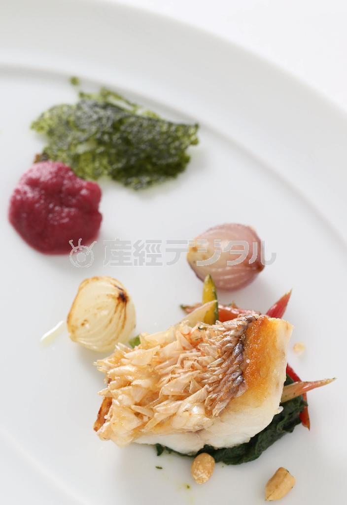 京都のブランド産品で鮮度も高い丹後のぐじ（アマダイ）を使った「丹後ぐじのパリパリポワレ」＝２０１５年１０月９日、京都市中京区（志儀駒貴撮影）