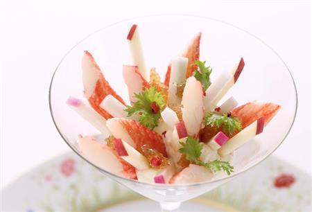 シャキシャキした食感と、かぶらとズワイガニの甘さ、そしてリンゴの甘酸っぱさが素晴らしい「ズワイガニとかぶらのサラダわさび風味」＝２０１５年１０月９日、京都市中京区（志儀駒貴撮影）