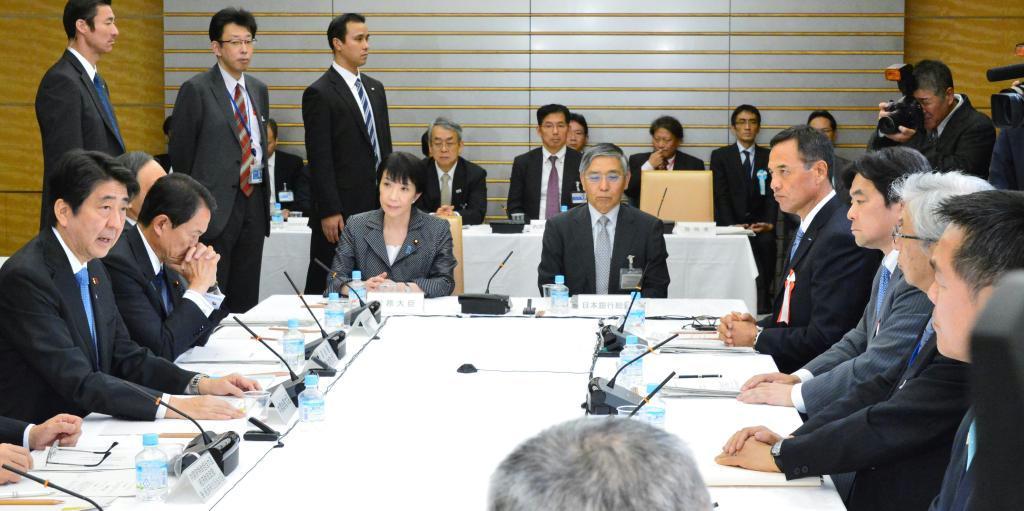 経済財政諮問会議であいさつする安倍晋三首相（左）＝４日午後、首相官邸