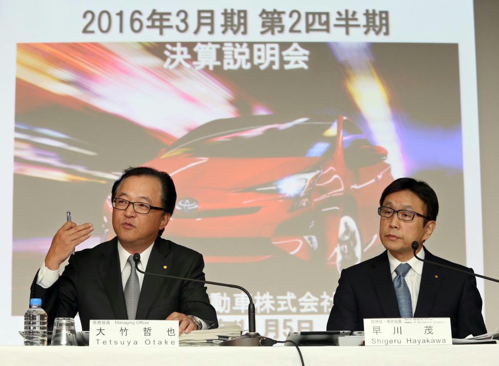 決算内容について説明するトヨタ自動車の大竹哲也常務役員（左）と早川茂専務役員＝５日午後、東京都文京区