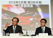 決算内容について説明するトヨタ自動車の大竹哲也常務役員（左）と早川茂専務役員＝５日午後、東京都文京区