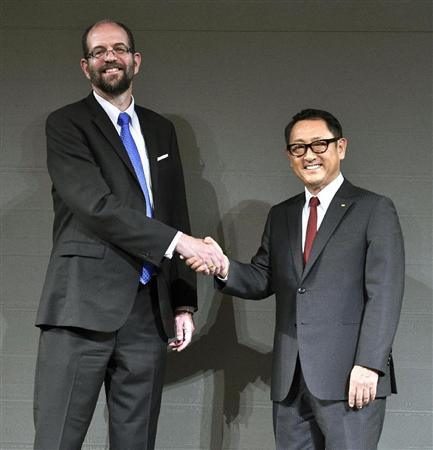 米国に設立する人工知能技術の研究会社のＣＥＯに就任するギル・プラット氏（左）と握手するトヨタ自動車の豊田章男社長＝６日午後、東京都内のホテル