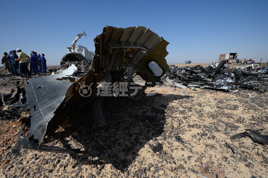 エジプト・シナイ半島に墜落したロシア機の残骸を調べる軍関係者ら＝２０１５年１１月２日（ＡＰ）