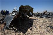 エジプト・シナイ半島に墜落したロシア機の残骸を調べる軍関係者ら＝２０１５年１１月２日（ＡＰ）