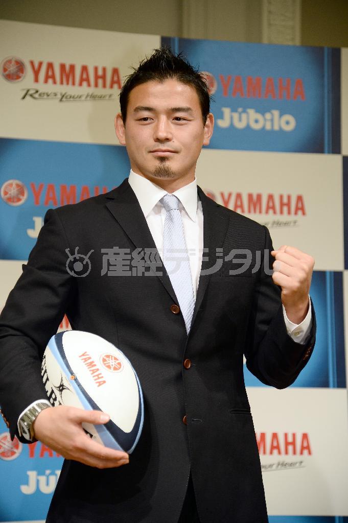 記者会見でポーズを決める五郎丸歩（ごろうまる・あゆむ）＝２０１５年１１月５日、静岡県浜松市（斎藤浩一撮影）