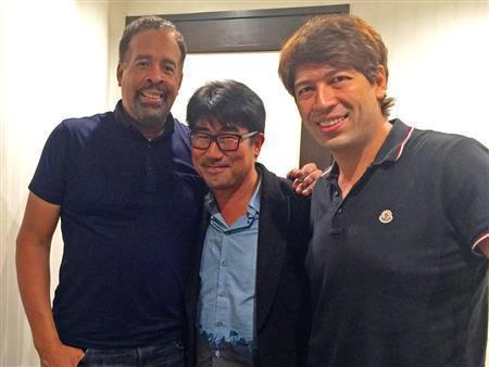 スタンリー・クラークさん（左）亀田誠治さん（中）＝２０１５年１０月１日（Ｊ－ＷＡＶＥ提供）