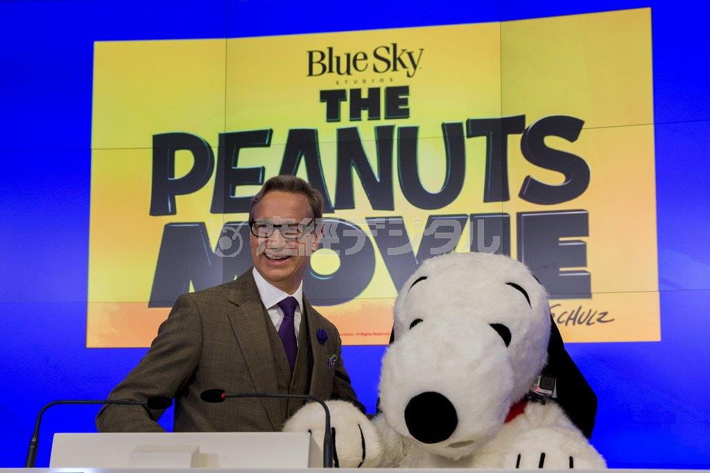 アニメ映画「Ｉ＿ＬＯＶＥ＿スヌーピー＿ＴＨＥ＿ＰＥＡＮＵＴＳ＿ＭＯＶＩＥ」のプロデューサー、ポール・フェイグ氏（左）と人気キャラクターのスヌーピー＝２０１５年１１月４日、米ニューヨーク（ロイター）