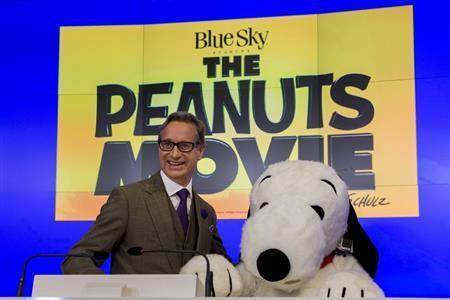 アニメ映画「Ｉ＿ＬＯＶＥ＿スヌーピー＿ＴＨＥ＿ＰＥＡＮＵＴＳ＿ＭＯＶＩＥ」のプロデューサー、ポール・フェイグ氏（左）と人気キャラクターのスヌーピー＝２０１５年１１月４日、米ニューヨーク（ロイター）