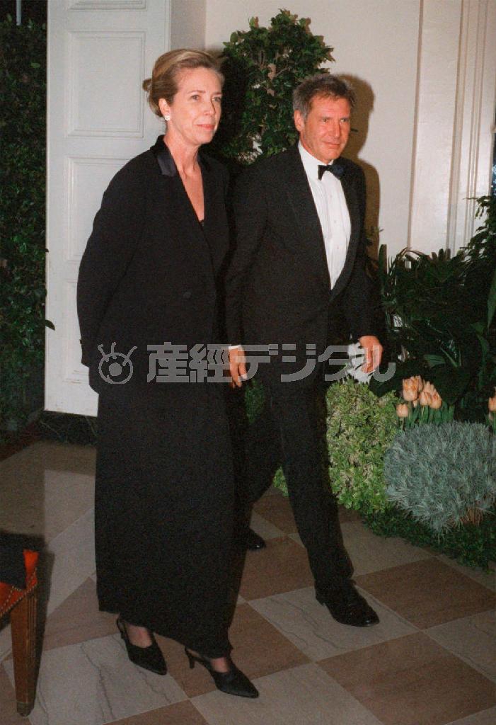 米脚本家、メリッサ・マシスンさん（左）と米俳優、ハリソン・フォードさん＝１９９８年２月５日、米国・首都ワシントン（ＡＰ）