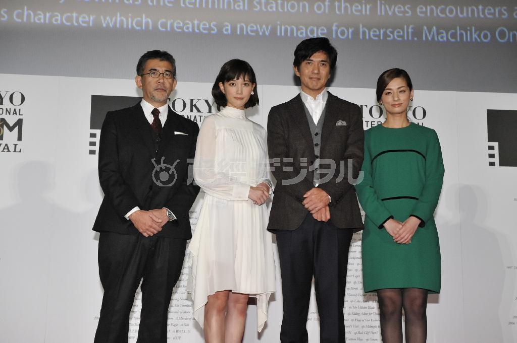 第２８回東京国際映画祭で舞台あいさつに出席した（左から）篠原哲雄（てつお）監督、本田翼さん、佐藤浩市さん、尾野真千子さん＝２０１５年１０月３１日、東京都港区。（Ｃ）２０１５桜木紫乃・小学館／「起終点駅＿ターミナル」製作委員会