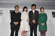 第２８回東京国際映画祭で舞台あいさつに出席した（左から）篠原哲雄（てつお）監督、本田翼さん、佐藤浩市さん、尾野真千子さん＝２０１５年１０月３１日、東京都港区。（Ｃ）２０１５桜木紫乃・小学館／「起終点駅＿ターミナル」製作委員会